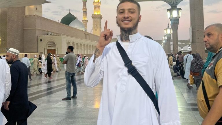 Fero i bije pishman dhe i rikthehet muzikës, por çka thoshte kur vendosi t’i hynte fesë?