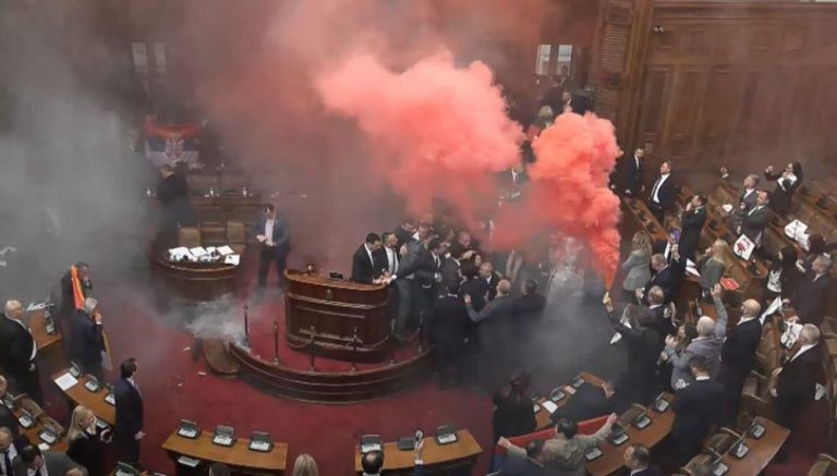 Kërcasin grushtet, shishet e tymi në Kuvendin e Serbisë – kaos total