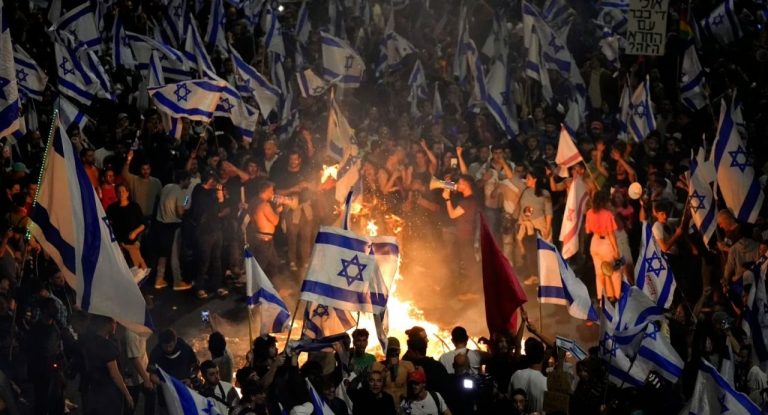 Netanyahu rinisi sulmet në Gaza, shpërthejnë protestat në Izrael