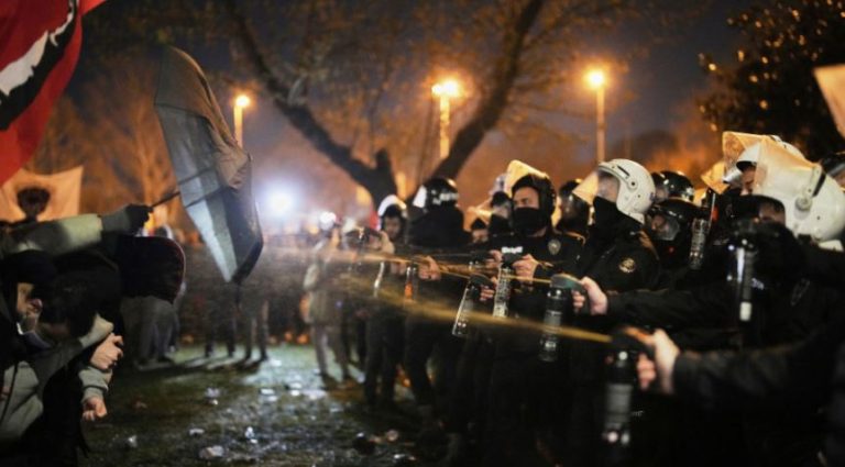 Dhuna shpërthen në protestat në Turqi pas ndalimit të rivalit të Erdoganit