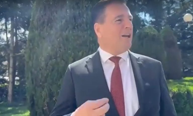 “Mos me pasë vota na s’vina”: Agim Bahtiri arrin te Kuvendi, bën një deklarim qesharak