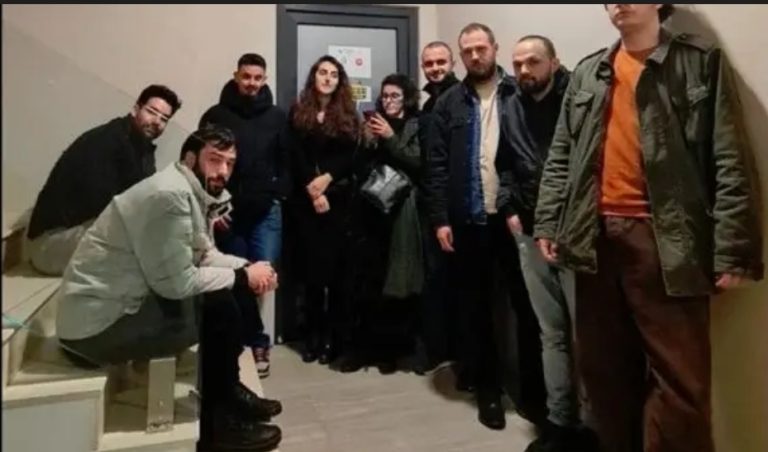 Aktivistët kundër shtrenjtimit të rrymës bllokojnë ZRRE-në
