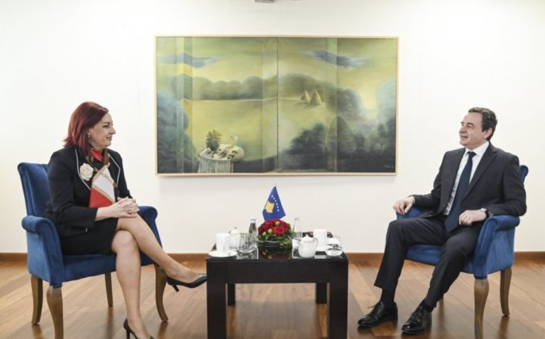 Kurti nis konsultimet me partitë e pakicave për formimin e qeverisë së re, të paren takon Emilia Rexhepin