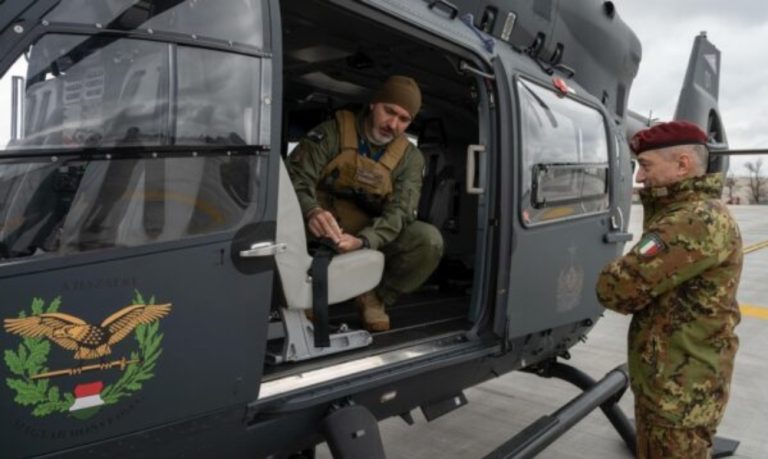Komandanti i KFOR’it patrullon me helikopter hungarez përgjatë kufirit Kosovë- Serbi