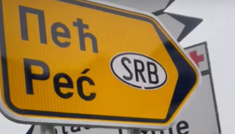 Tabela me Simbole të Serbisë Shton Tensionet Etnike në Plavë