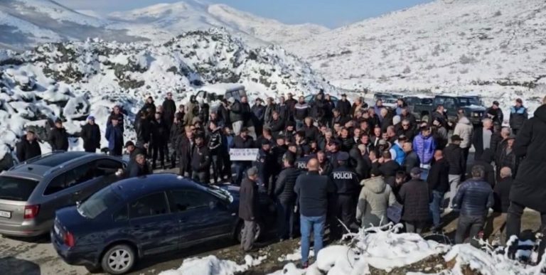 Banorët e Tropojës dhe Hasit bllokojnë pikën kufitare të Qafë Prushit, protestojnë për ndërtimin e rrugës: Do bojkotojmë zgjedhjet