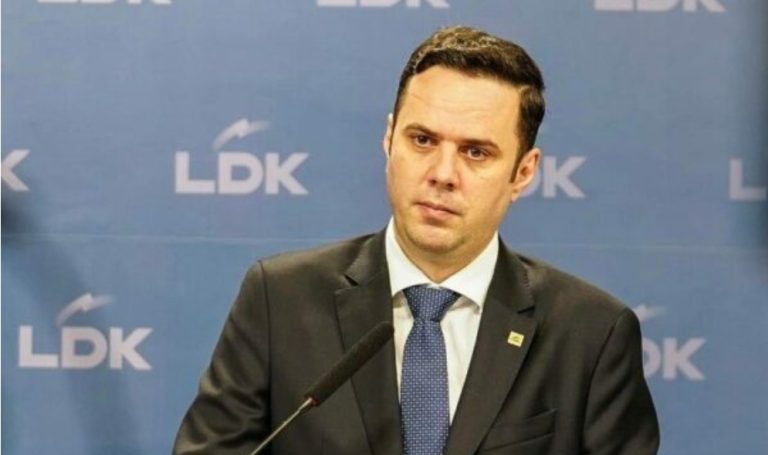 “Probleme me mandatet”, Abdixhiku: Kryeministri s’mund të ulet te ulësja e deputetëve e lëre më të votoj