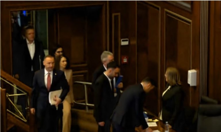 Deputetët e LDK-së futen në sallën kryesore të Kuvendit, të PDK-së ishin tashmë aty – mungojnë deputetët e LVV-së e Nismës