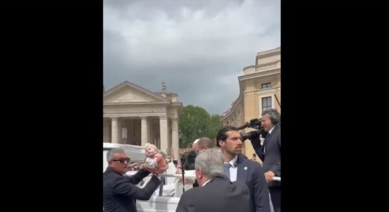 Fëmija shqiptar “i bekuar” nga Papa – Në ritualin e Pashkëve në Vatikan, të fundit preku një foshnje shqiptare