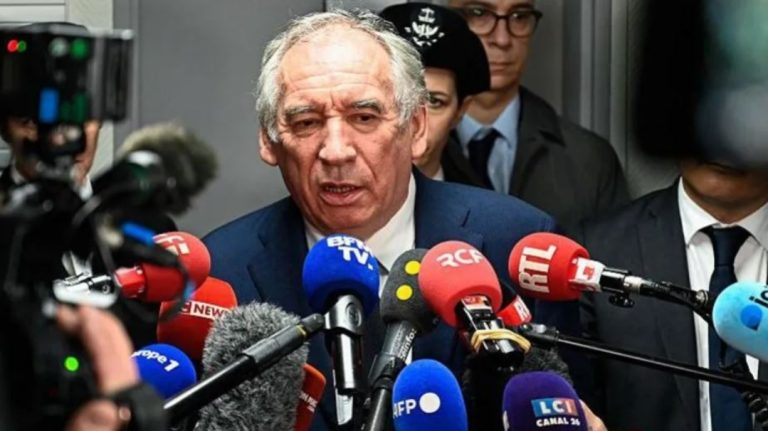 Vajza e tij mes të abuzuarve në shkollën katolike, tronditet kryeministri i Francës