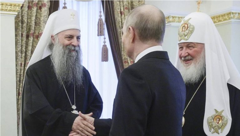 Porfirije në Kremlin: Patriarku serb përkrah “botën ruse”, dënon Perëndimin dhe i përcjell mesazhe Putinit për Kosovën