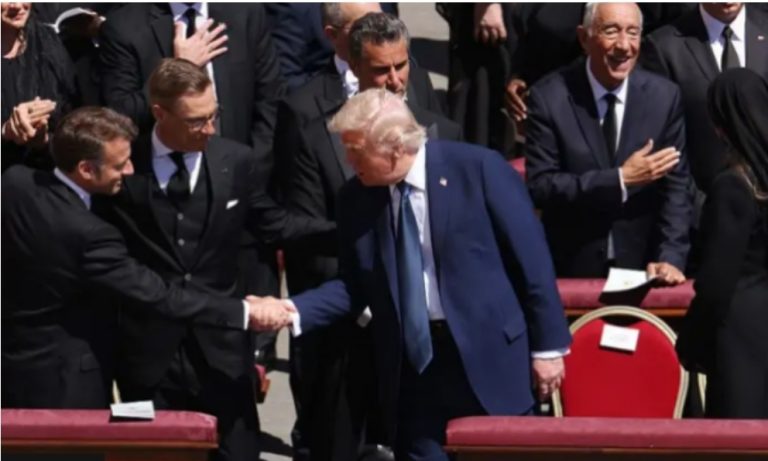 Shumë shtrëngime duarsh mes liderëve në funeralin e Papës – përfshirë edhe atë të Trump e Macron