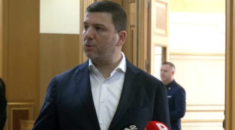 Krasniqi kritikon insistimin e Haxhiun si kryetare të Kuvendit: Nuk kalon ajo