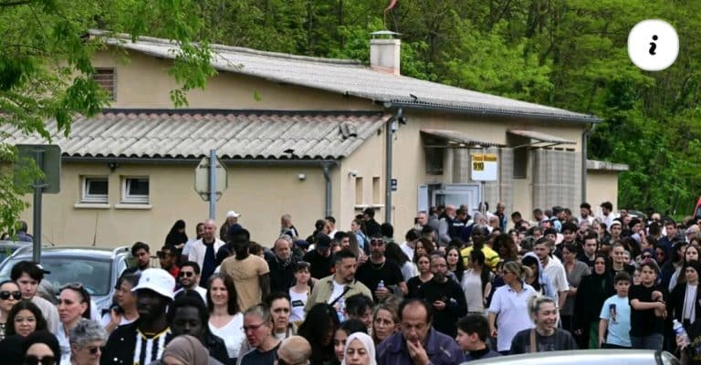 Vranë brutalisht një person në xhami, Macron: Urrejtja fetare s’ka vend në Francë