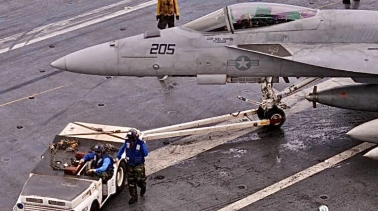 Huthit sulmojnë aeroplanmbajtësen amerikane, avioni 60 milionë dollarësh bie në det