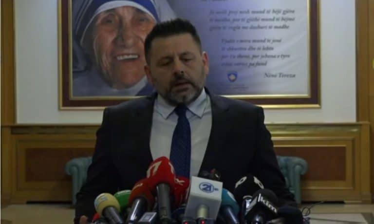 Bekë Berisha pasi del nga seanca: Na kanë harru miqtë, t’ia vëmë një sheshi emrin e Trump, që të angazhohemi…