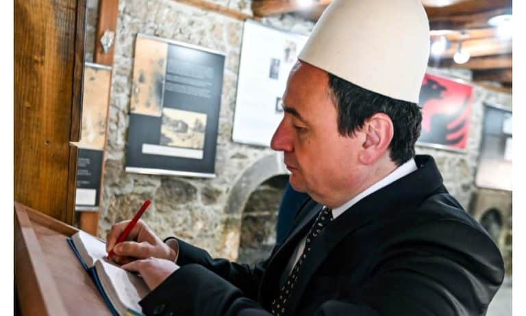 Kurti bën homazhe në Zhazhë, viziton edhe Kompleksin e Kullave të Isa Boletinit