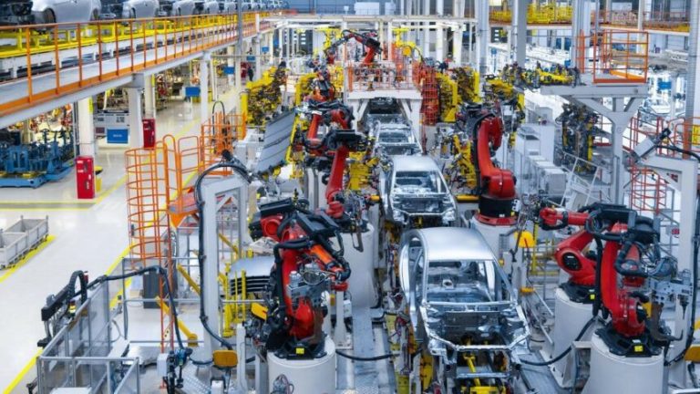 Britania do të lehtësojë rregullat e makinave elektrike pas tarifave amerikane