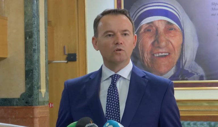Faton Peci: Kryetari i Kuvendit i takon ekskluzivisht VV-së, opozita po zvarrit procesin