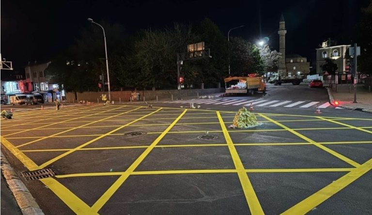 Shkelësit e rregullit “Kutia e verdhë” në Prishtinë do të dënohen me 80 euro