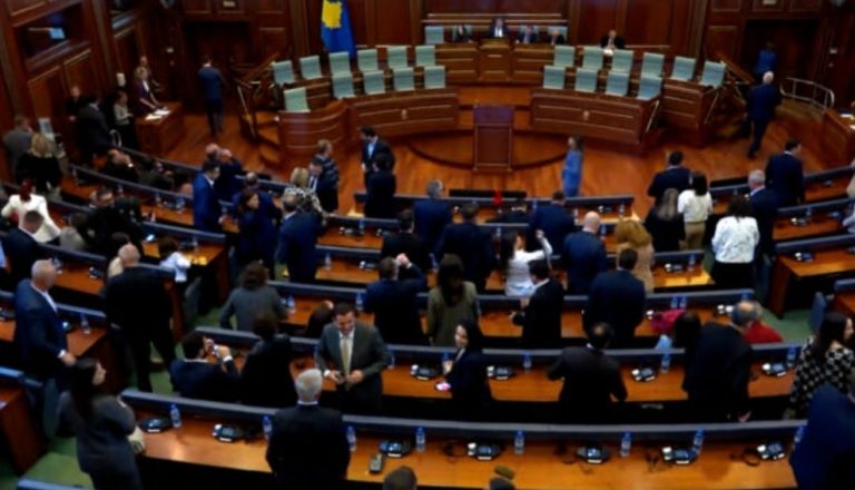 Dështon sërish përpjekja e LVV-së për votim të fshehtë, ndërpritet seanca
