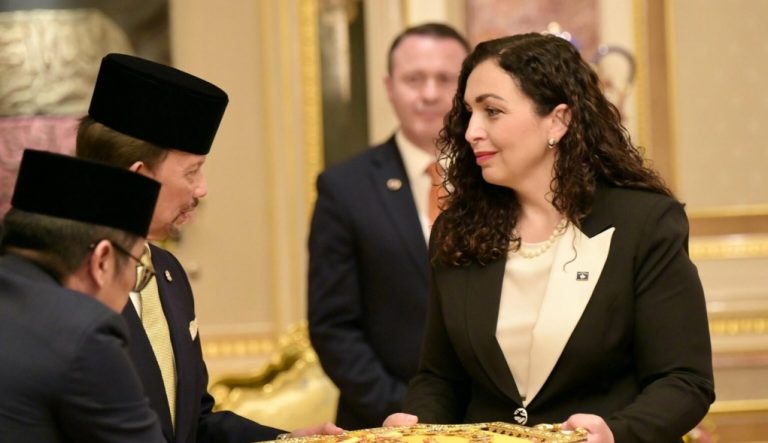 Osmani nderohet me Urdhrin e familjes mbretërore “Datin Laila Utama” nga Sulltani i Bruneit