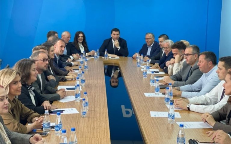 Kryesia e PDK-së mban mbledhjen, diskutohet propozimi i LDK-së për qeveri tranzicionale