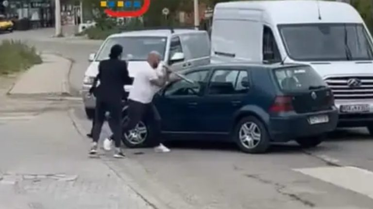 “Dil, t’i q***** robët”, e tmerrshme: Një burrë i del me shkop bejsbolli shoferit tjetër pasi u aksidentuan