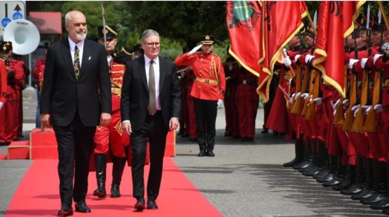 Kryeministri britanik arrin në Shqipëri, pritet me ceremoni nga Rama