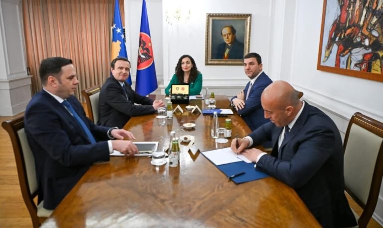 Pamje brenda takimit të Osmanit me liderët e partive politike