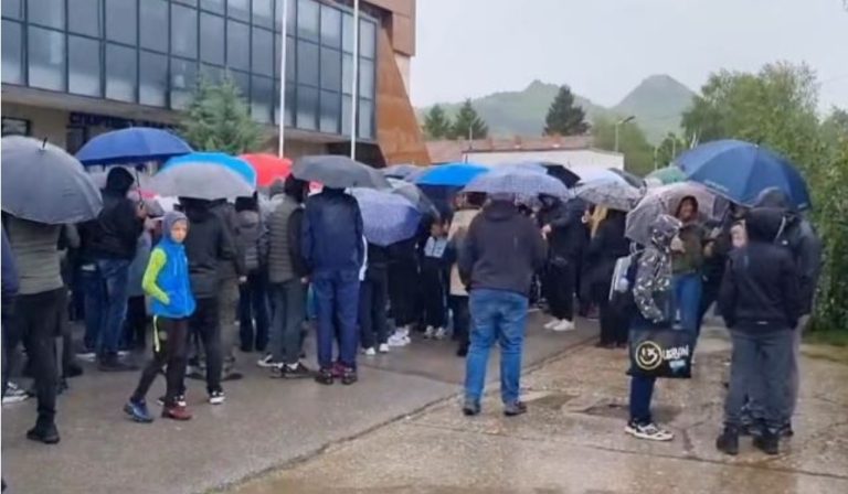Aksionet policore në veri, serbët protestojnë para sallës së sporteve