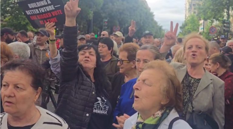 “E duam Shqipërinë me Sali Berishën”, nis protesta e opozitës në Tiranë