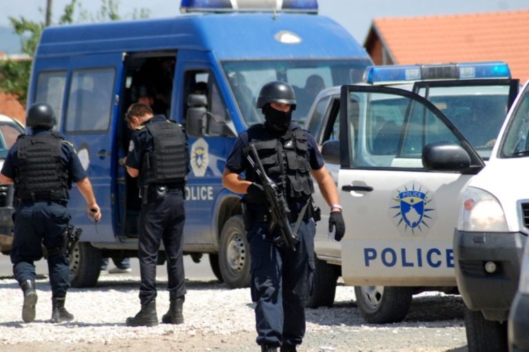 Sekuestrohen katër armë zjarri në Prishtinë, arrestohen dy persona