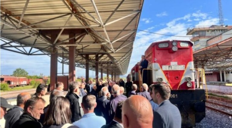 Punëtorët e “Infrakos” dhe “Trainkos” protestojnë për rritje pagash, paralajmërojnë “bllokadë totale” nga 26 maj