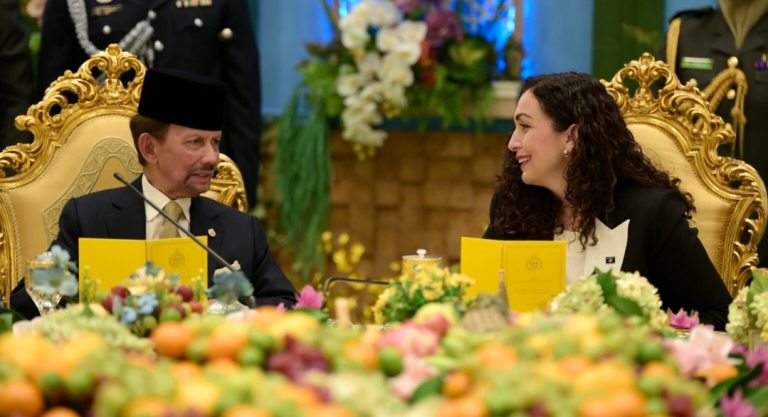 ”Mos ma ndal”, orkestra mbretërore e Brunei pret presidenten Osmani me këngën ikonike të Adelina Ismailit