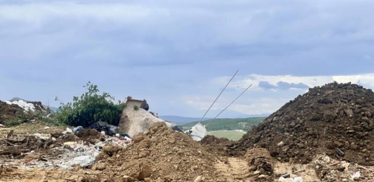 Dalin pamjet nga deponia e mbeturinave ku u gjet pa shenja jete foshnja e sapolindur