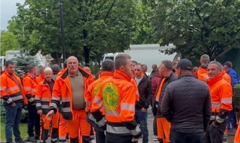 Punëtorët e “Pastrimit” nisin grevën para Komunës së Prishtinës, i nxjerrin në rrugë edhe kamionët