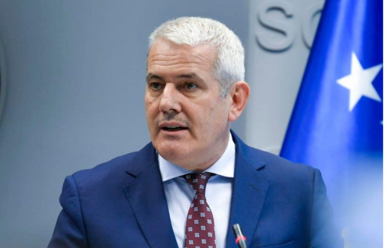 Sveçla reagon pas vrasjes së trefishtë në Gjilan, thotë se drejtësia po i lë kriminelët të lirë
