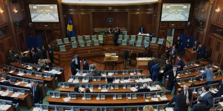 Krasniqi: Nëse Vetëvendosja dështon 3 herë në zgjedhjen e kryetarit të Kuvendit, e drejta duhet t’i kaloj opozitës