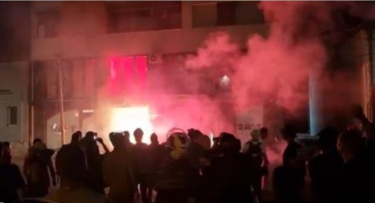Pas incidenteve të dhunshme mes protestuesve dhe policisë, digjen edhe zyrat e partisë së Vuçiç