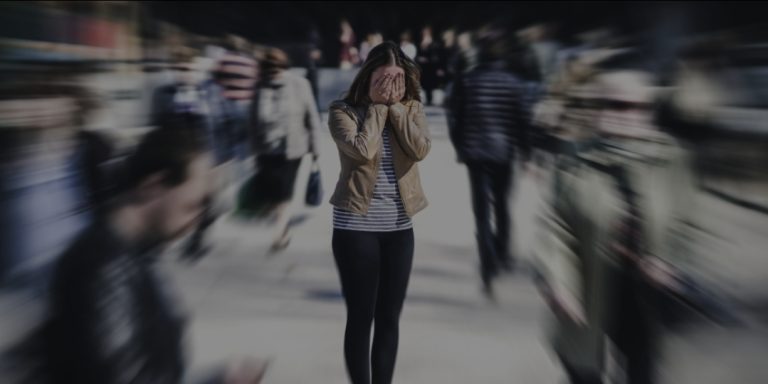 Agorafobia: Një kurth psikologjik që të mbyll brenda mureve të shtëpisë