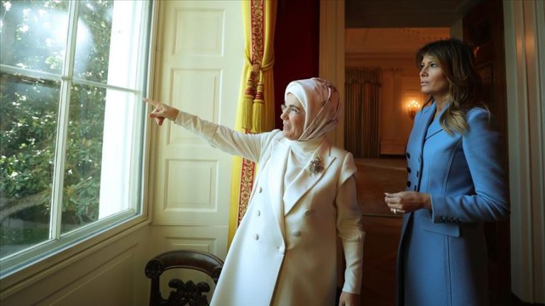 Gruaja e Erdoganit i shkruan Melania Trumpit: Ndjeshmërinë që treguat për fëmijët jetimë në Ukrainë, tregojeni edhe për Gazën