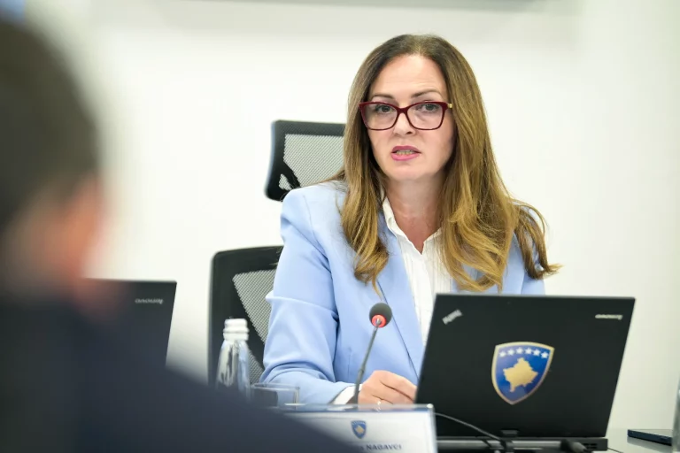 “80 euro për fletore, jo për libra” – Ministria përjashton përgjegjësinë për çmimet e librave