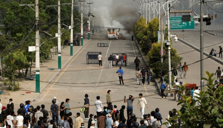 Protestuesit bllokojnë shtëpinë e ish-kryeministrit dhe i vendosin flakën. Gruaja e tij digjet e gjallë
