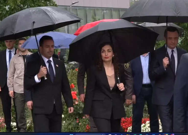 Krerët e shtetit bëjnë homazhe në përkujtim të viktimave të sulmit terrorist të 11 Shtatorit në SHBA