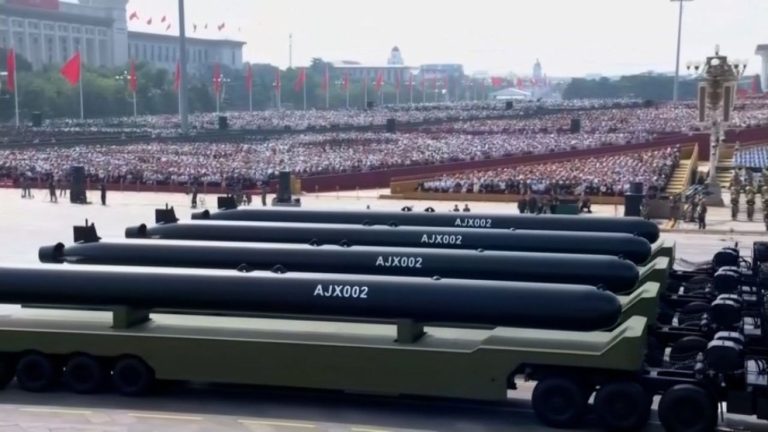 Kina zbulon armë të reja në paradën ushtarake, Xi: Bota duhet të zgjedhë midis paqes dhe luftës! Reagon Trump