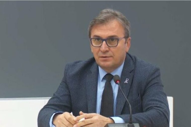 “Deri në 500 raste në javë”, Brataj paralajmëron: COVID rikthehet në Shqipëri me variantin Omicron