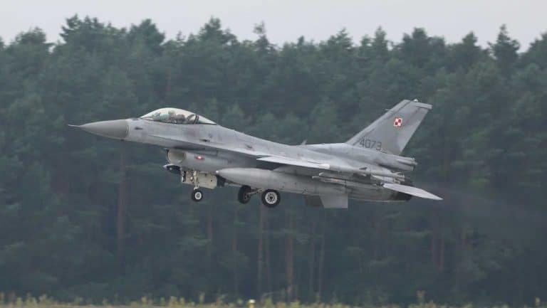 Polonia mbyll përkohësisht hapësirën ajrore, NATO forcon praninë në Baltik