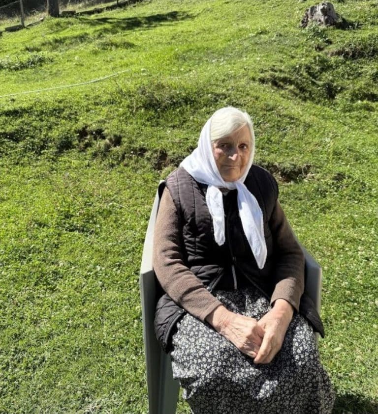 Mbyllja e kufirit midis Shqipërisë dhe Kosovës e ndau vajzën 5 vjeçare nga nëna e saj, hisotira e takimit pas 42 vitesh