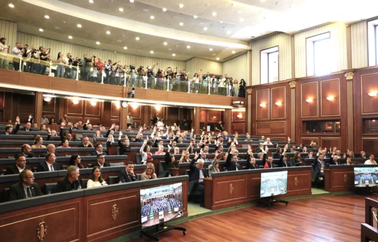 Kushtetuesja ia nis punës për rastin që ua çoi Lista Srpska, kërkon nga deputetët t’i japin komentet e tyre deri më 9 shtator